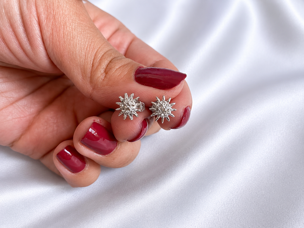 aretes pequeños de strass plateados