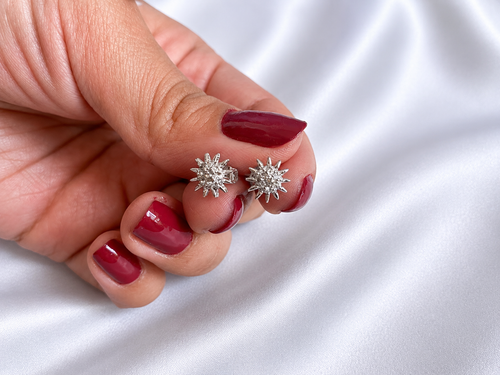 aretes pequeños de strass plateados