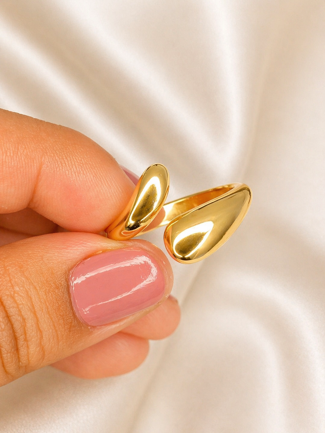 Anillo dorado en acero inoxidable con diseño envolvente 