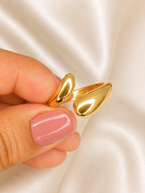 Anillo dorado en acero inoxidable con diseño envolvente 