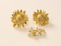 Dúo de aretes dorados en acero inoxidable con diseño de flor en relieve y ear cuff con cristales