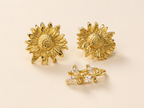 Dúo de aretes dorados en acero inoxidable con diseño de flor en relieve y ear cuff con cristales