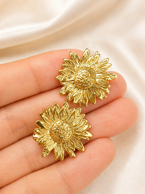 Aretes dorados tipo girasol en acero inoxidable con pétalos en relieve y centro texturizado