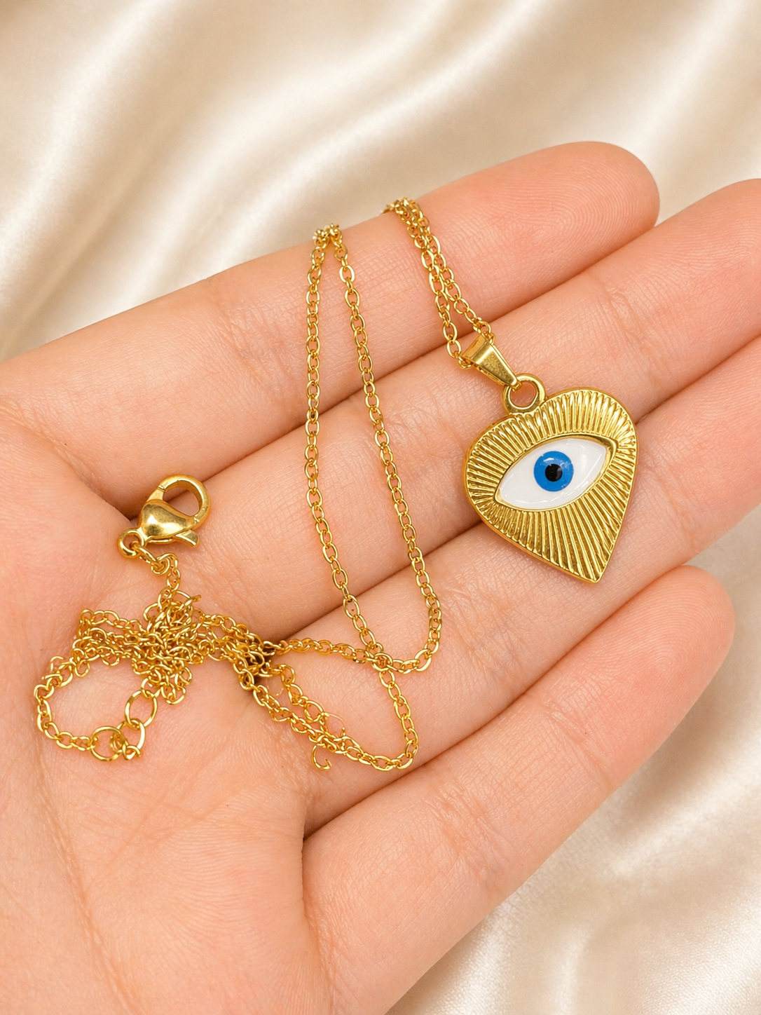 Collar de ojo turco dorado en acero inoxidable con dije en forma de corazón
