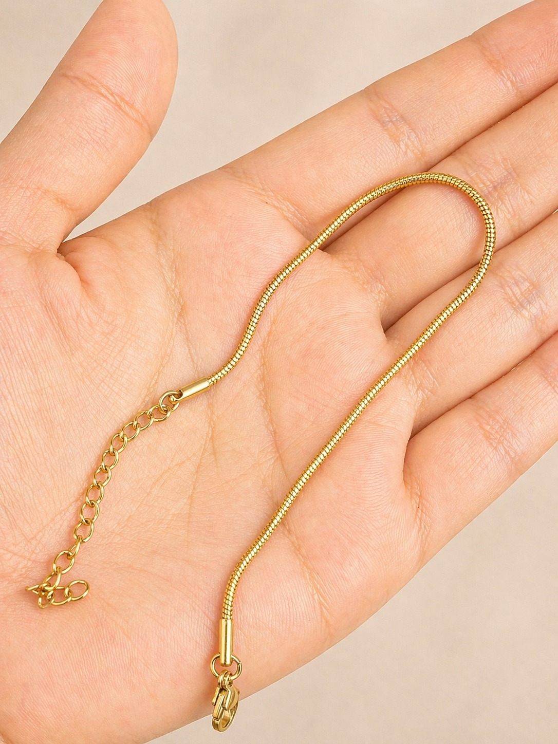 Pulsera dorada lisa en acero inoxidable del  con diseño minimalista