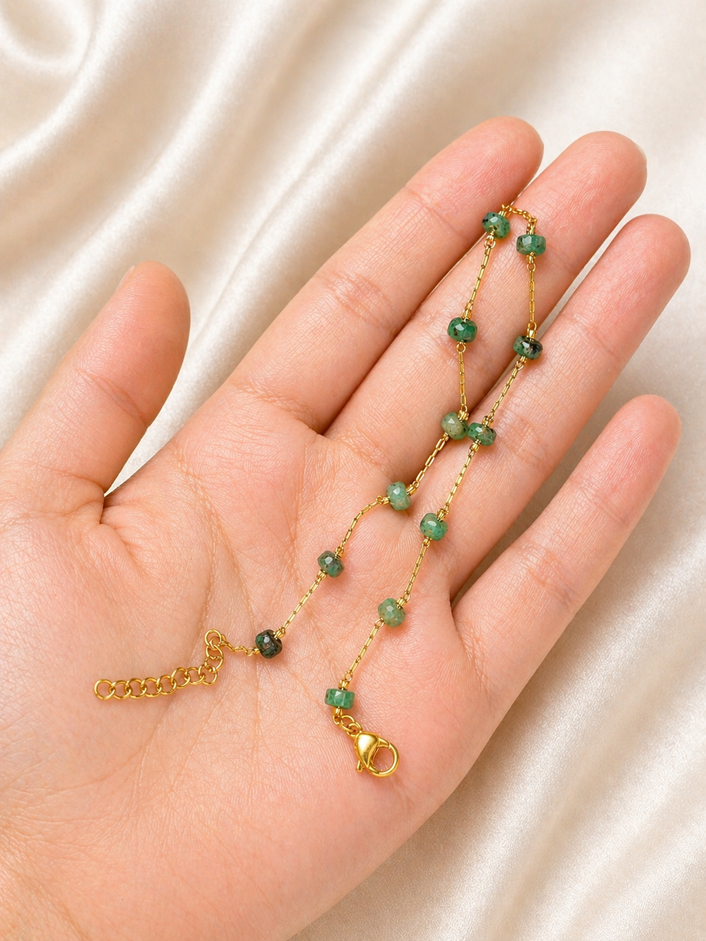 Pulsera dorada en acero inoxidable con piedras verdes naturales