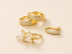 Set de aretes dorados en acero inoxidable con argollas y ear cuffs con cristales brillantes