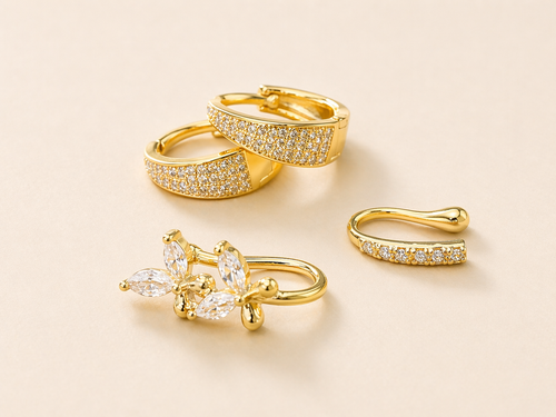 Set de aretes dorados en acero inoxidable con argollas y ear cuffs con cristales brillantes
