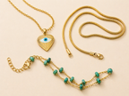 Set de joyas doradas con collares en capas, collar de ojo turco y pulsera con piedras verdes naturales