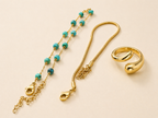 Set de joyas doradas en acero inoxidable con anillo y pulseras, una con piedras verdes naturales y otra lisa